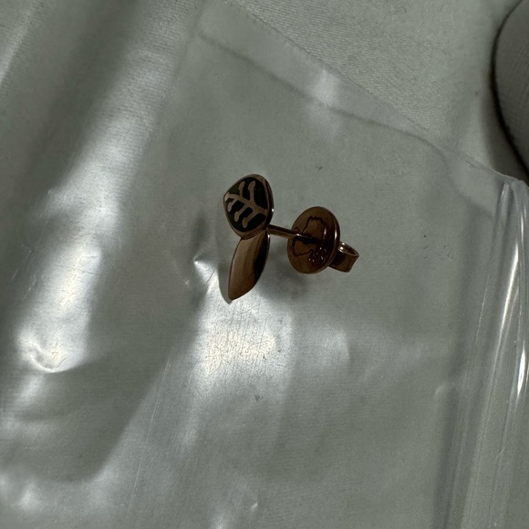 Dodo Leaf Earring - Picture 2 of 3